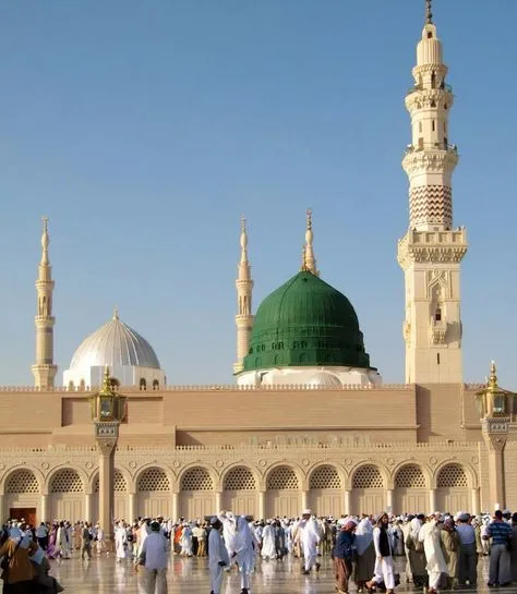 Pilgrims in white outside Al-Masjid an-Nabawi, Madinah